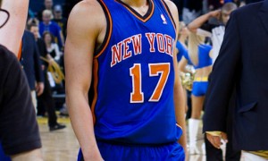 Jeremy_Lin_with_the_Knicks_and_reporters